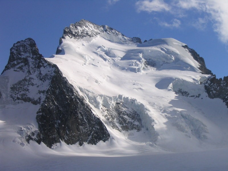 La face  nord de la Barre des Écrins, avec le Dôme de Neige à droite.