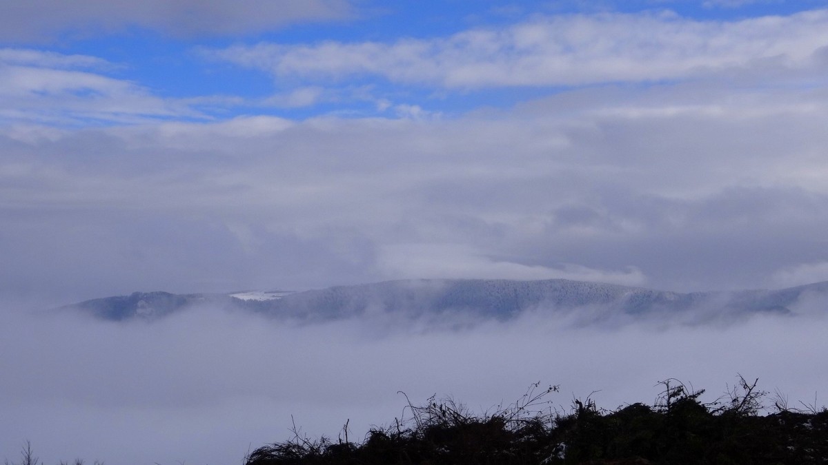Le Haut-Pilat entre brouillards et nuages plus élevés.