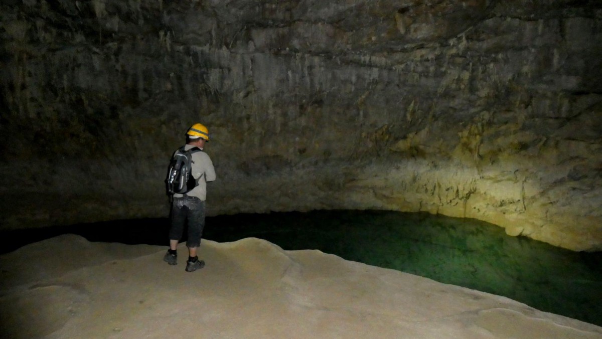 Le fond de la grotte : le lac temporaire.