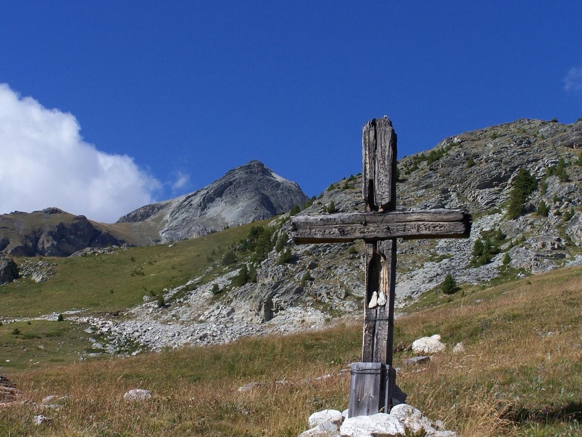 Le profil de la Pointe de Léché vu depuis la croix de la Randelière.