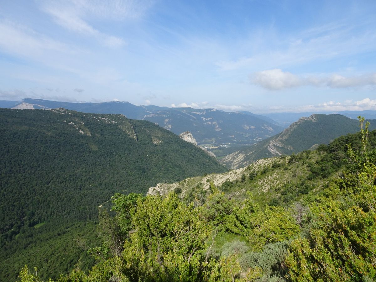 En bas, le Pas de la Roche