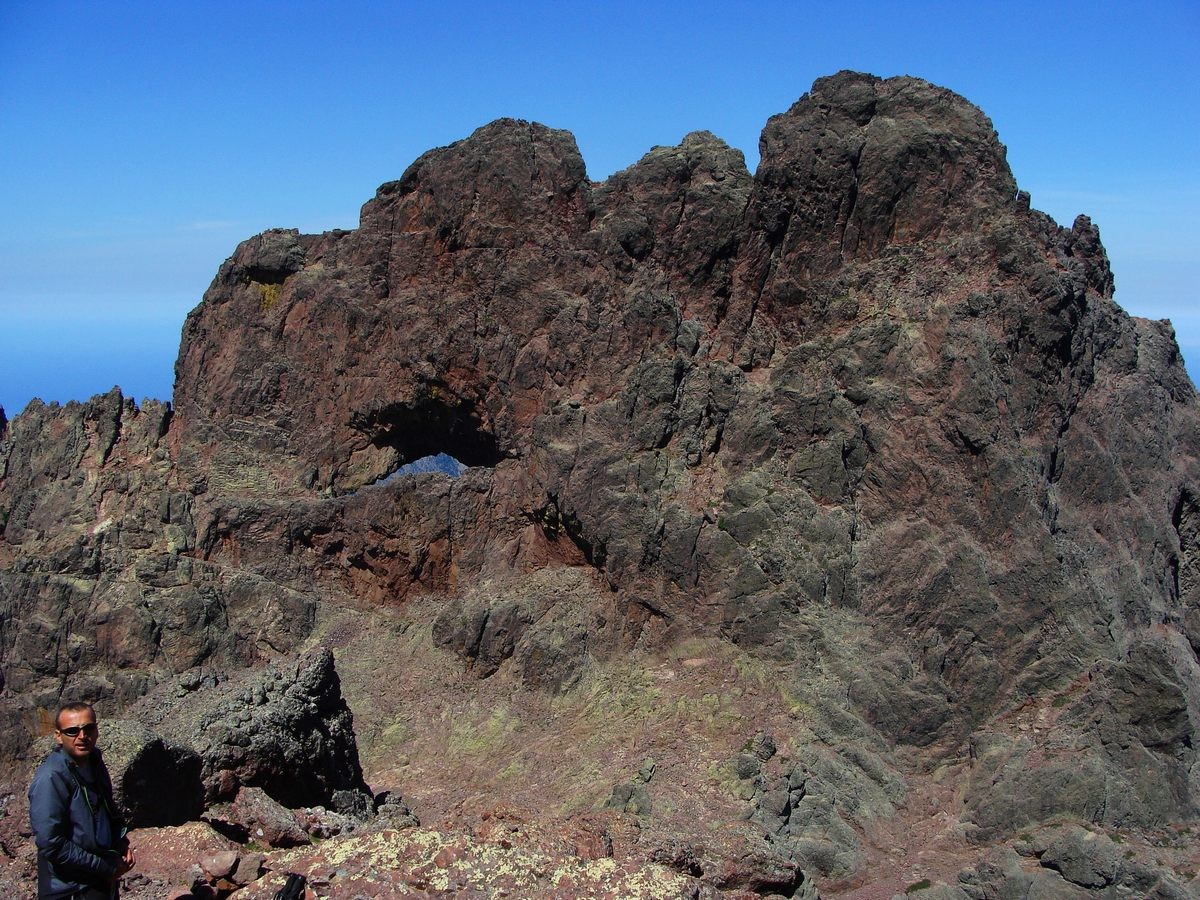 Montée face aux roches volcaniques du Capu Tafunatu.
