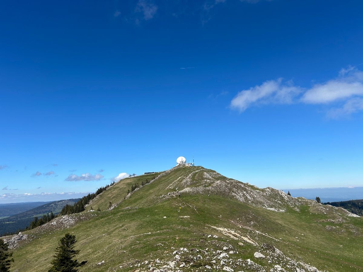 La Dôle, le sommet à la grosse boule blanche. C'est encore loin, Monsieur?