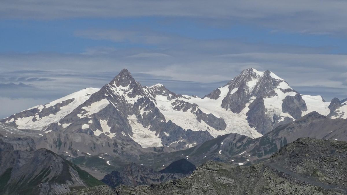 La jolie vue du sommet vers le massif du Mont Blanc.