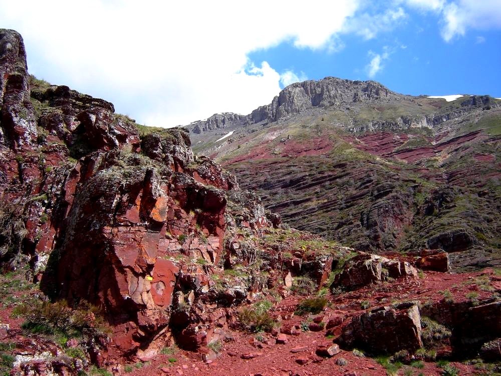 Les étranges roches rouges du Dôme de Barrot.