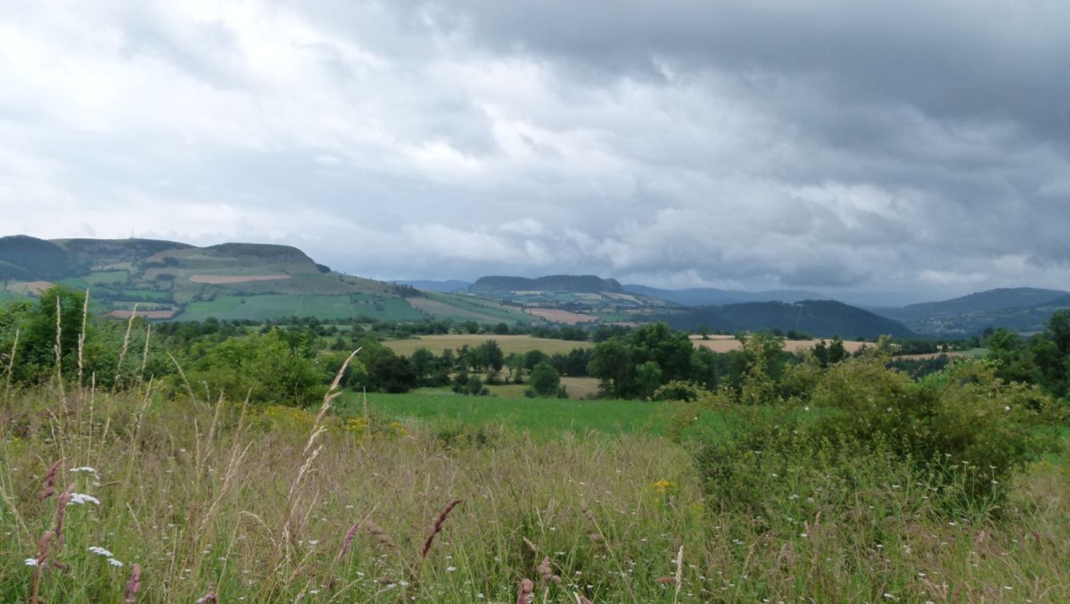 Dans la campagne aux environs de Montrodat. A gauche le Truc du Midi, au centre le Truc de Saint-Bonnet. Tout à droite les contreforts de l'Aubrac