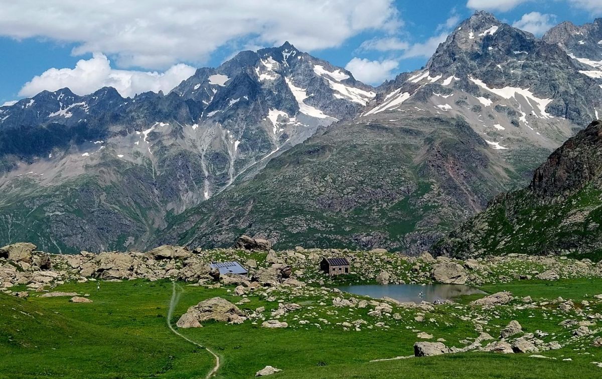 Retour au refuge après l'ascension du Pic de Vallonpierre. Au fond au centre : Pic des Aupillous