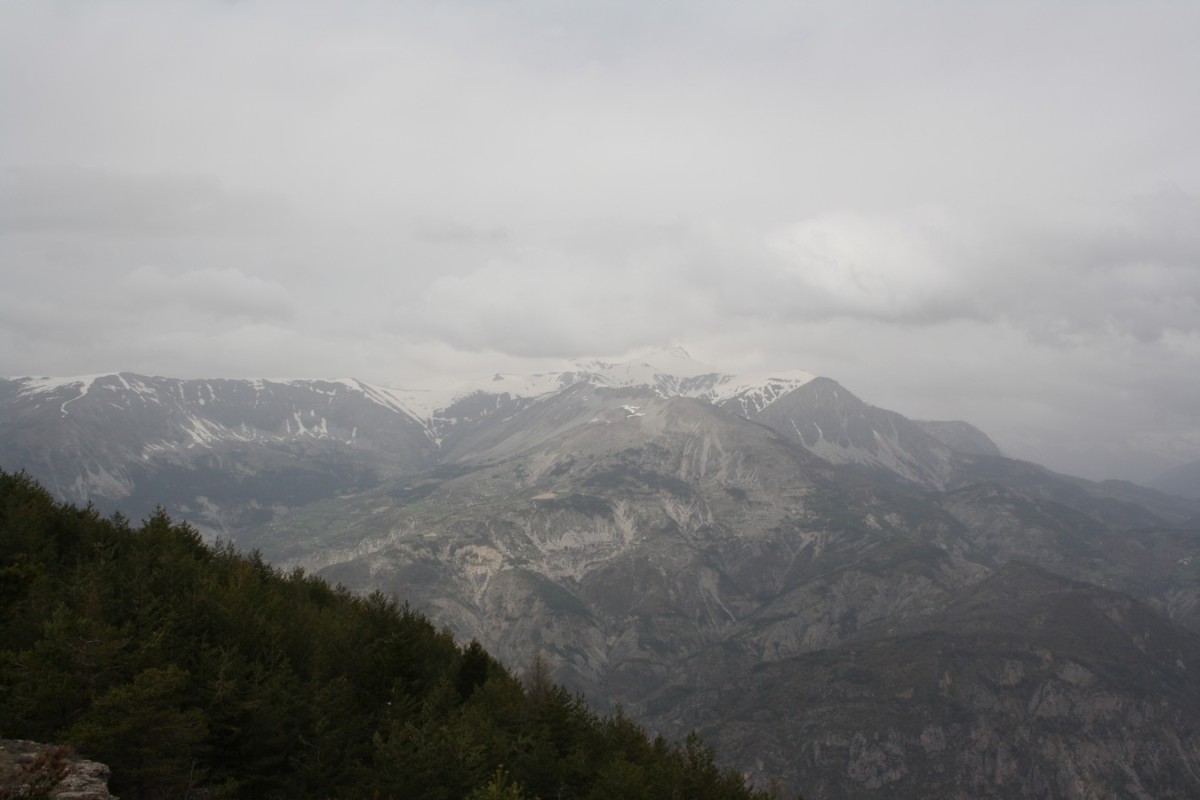 Le Mont Saint-Honorat sous les nuages et dans la neige