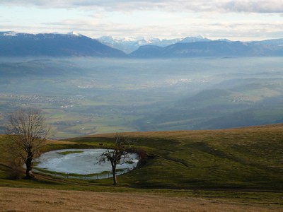 Vue du sommet sur l'Albanais et les Bauges.