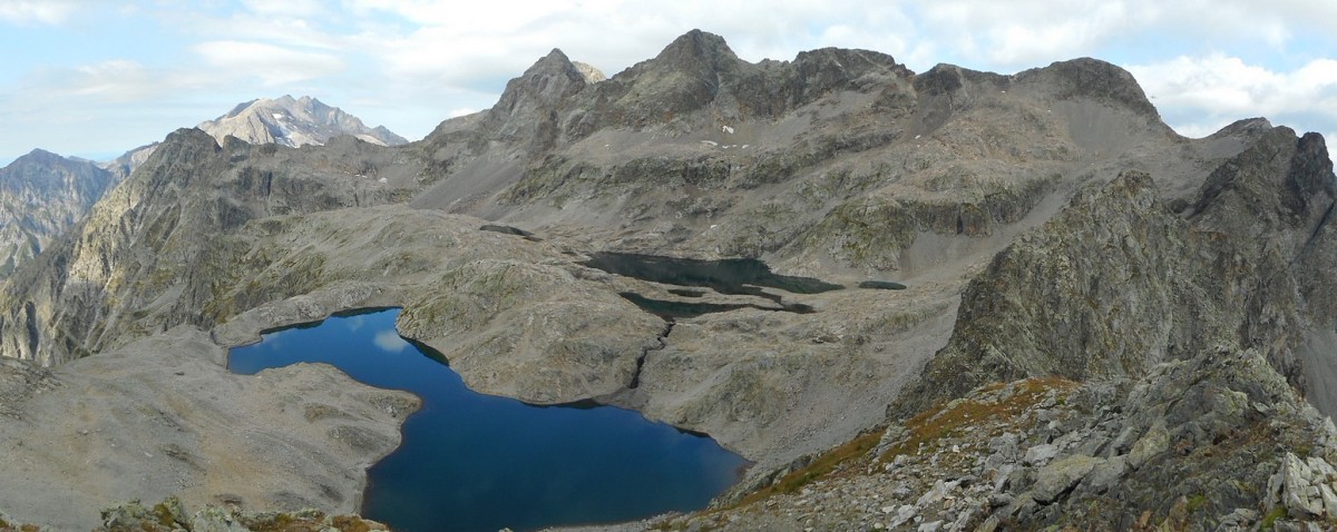 Les lacs de Crupillouse vue de l'Aiguille des Péous.
