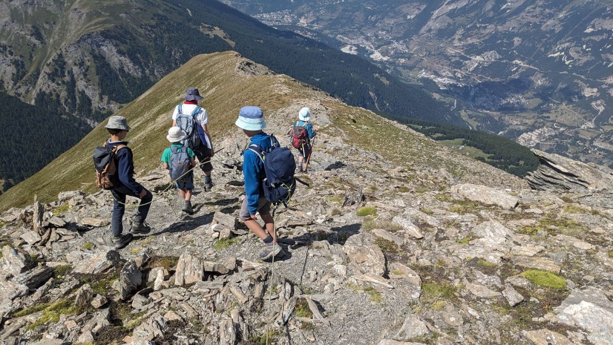 La descente de l’arête est longue mais aisée.