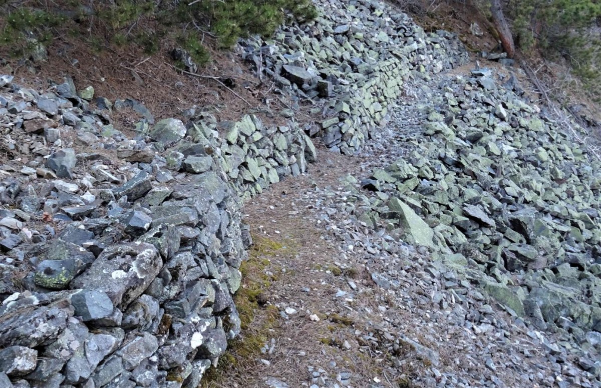 Voici les merveilles de ce versant est des Clos de Cornillon : les murs de pierres sèches