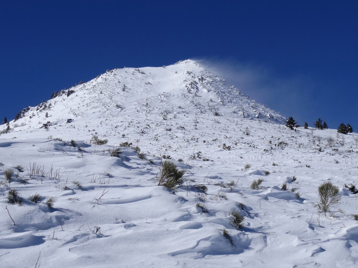 Panache de neige au sommet de l’Antécime est du mont Mézenc.