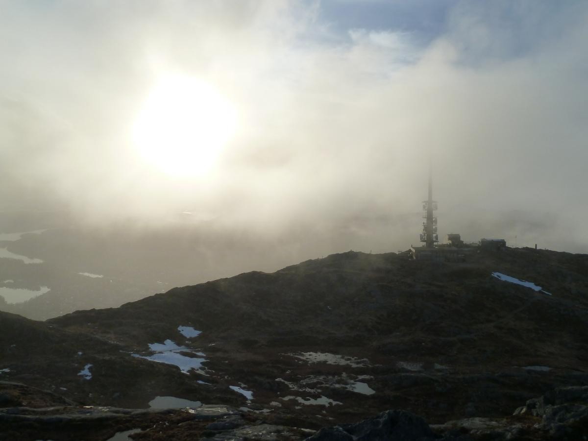 Le sommet d'Ulriken dans la lumière du soleil déclinant.