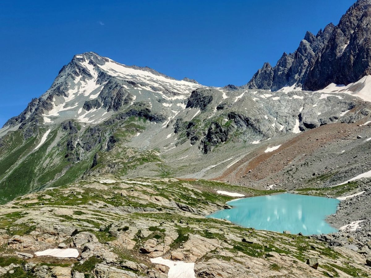 Le Mont Gelé et le lac de la Baseya.