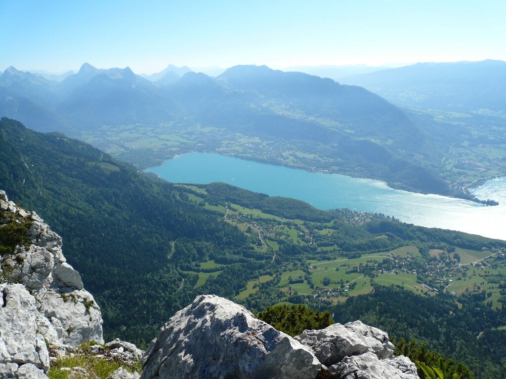Le lac d'Annecy et les Bauges depuis le sommet.