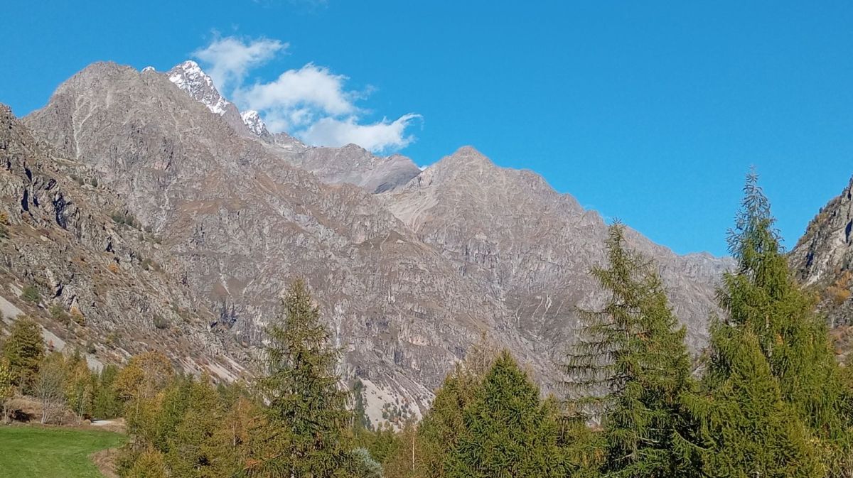 Les Puys des Auberts et Rivarol qui entourent le Sirac