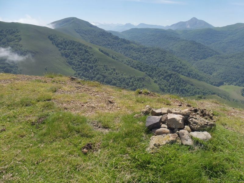 Du sommet du Mendibel, une vue sur une partie de la crête suivie