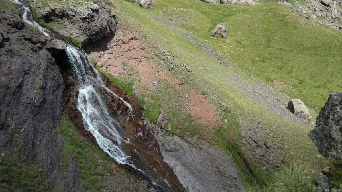 Une gorge où s’écoule un chapelet de cascades.
