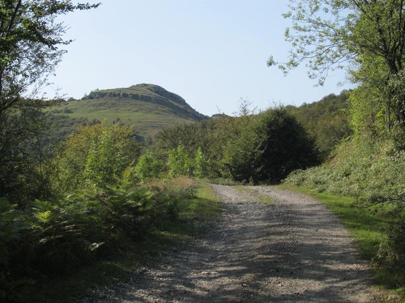 Le sommet d' Etxekortea vu depuis la piste du cayolar d'Etxekortea