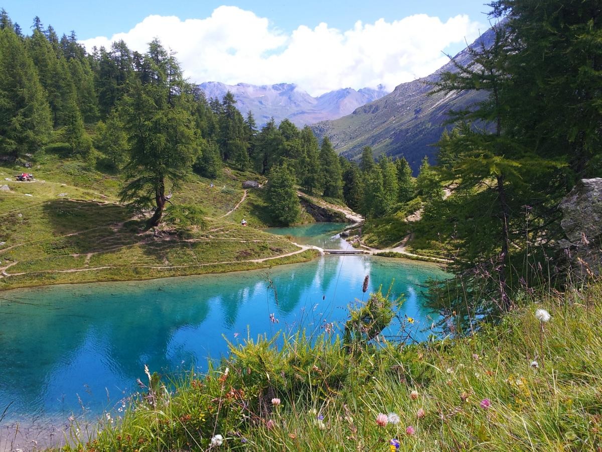 Un lac au bleu translucide 