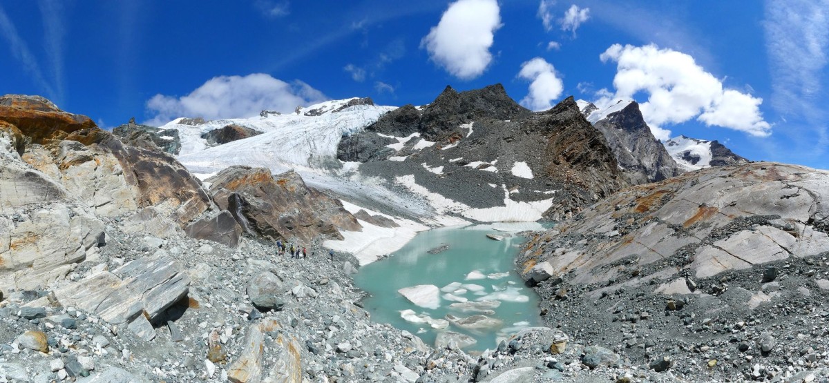 Le lac glaciaire au pied de l'éperon du Rifugio Guide d'Ayas