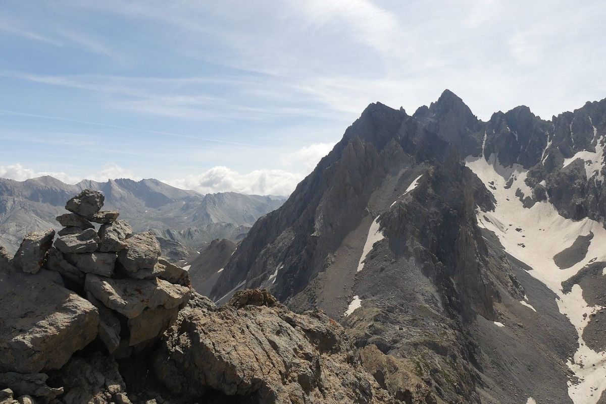 Au sommet avec la vue sur l'Aiguille de Chambeyron - voie Coolidge.