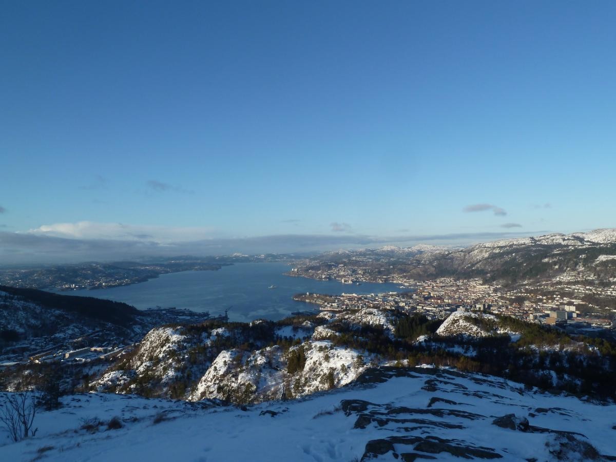 Emblématique de cette petite randonnée : regard sur Byfjorden et le centre-ville de Bergen.