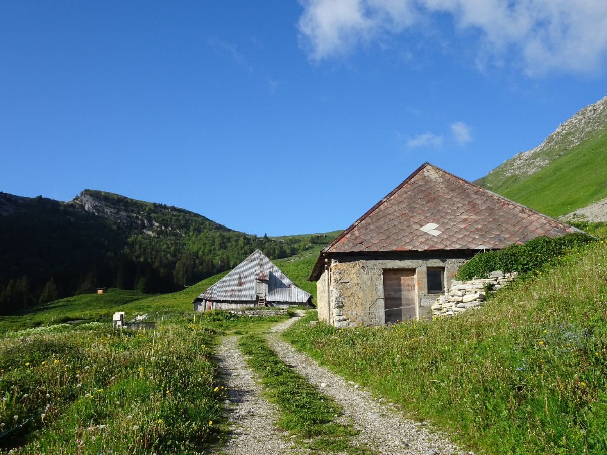 Chalets des Arbets et Chapeau de Napoléon à gauche