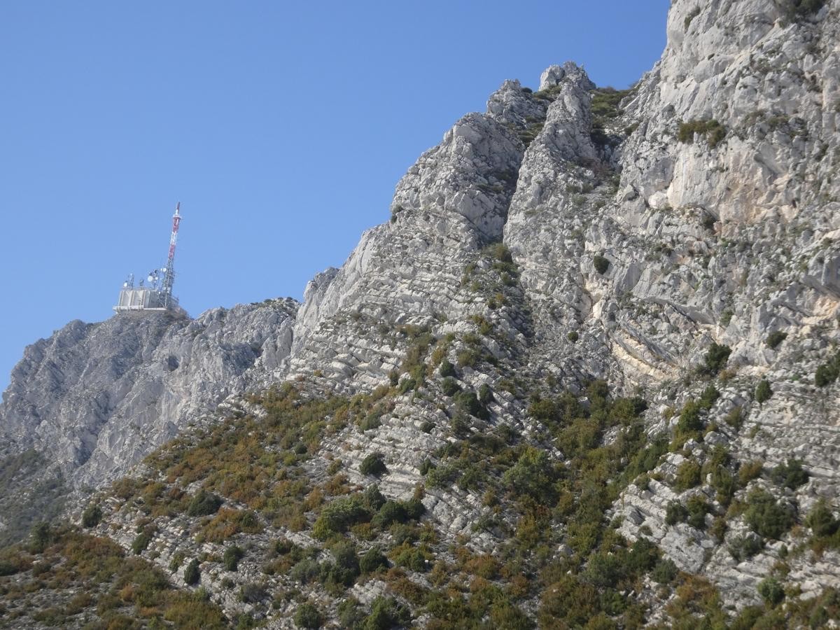 Dans la face Sud du Mont Vial avec ses antennes placées sur le sommet secondaire