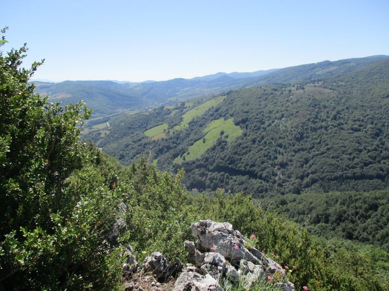 Le Mirador d' Errondoa 1044m éperon rocheux au-dessus de la vallée.