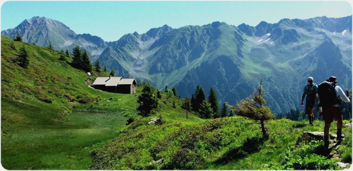 L'arrivée fleurie au Refuge de Claran.