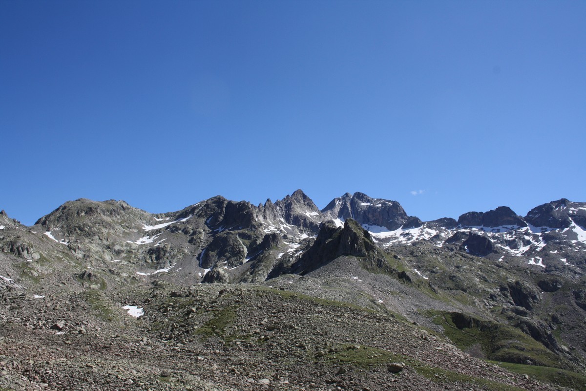 Vue sur le Gélas (3143m) et les cimes environnantes. La neige s'accroche aux pentes en ce mois de juin.