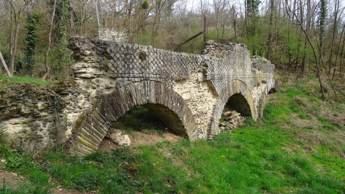 Le pont de Jurieux, l'un des vestiges de l'aqueduc romain du Gier.