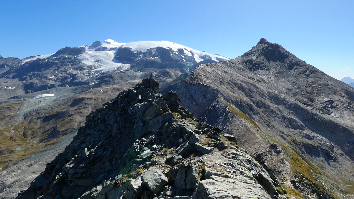 Au sommet de la Motte de Plété Orientale, la vue vers l'Est en direction de la Gran Sometta et de la calotte glaciaire de la Ventina