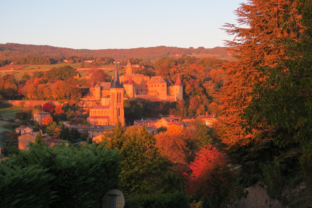 Soleil levant sur l'Eglise et le Château de Jarnioux, les pierres dorées virent au rouge !