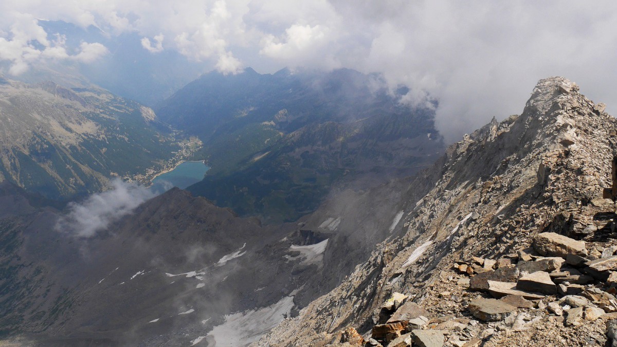 Du sommet du pilier Est de la Levanna Centrale, vue sur le versant italien et le Lago di Ceresole (Valle dell'Orco).