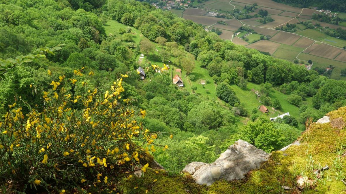 Vue plongeante sur le hameau de Montjean