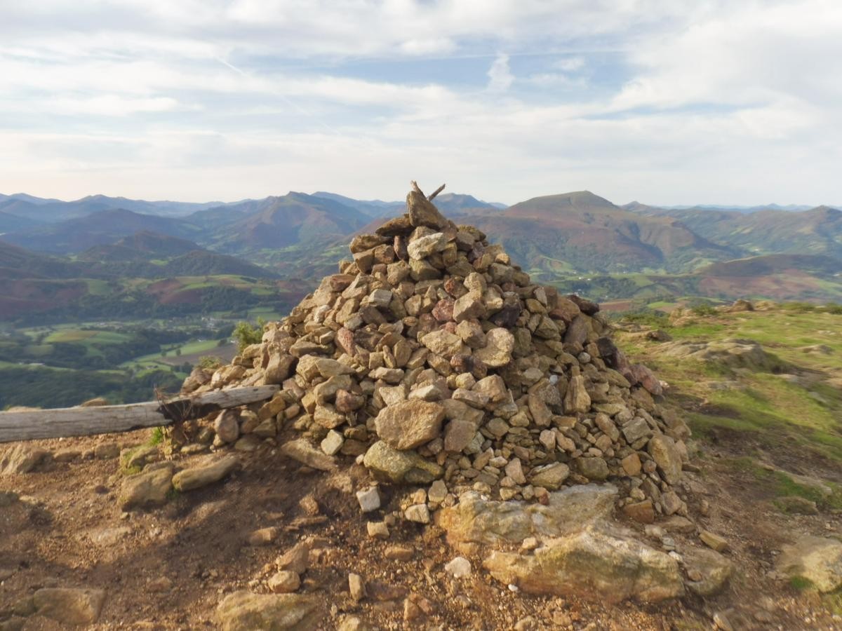 Cairn sommital de l' Ursuya