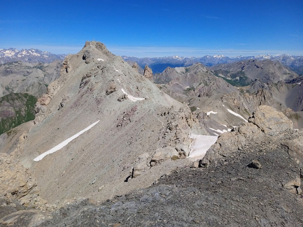 Ambiance haute montagne rocheuse sur la crête sommitale effilée du Béal Traversier 