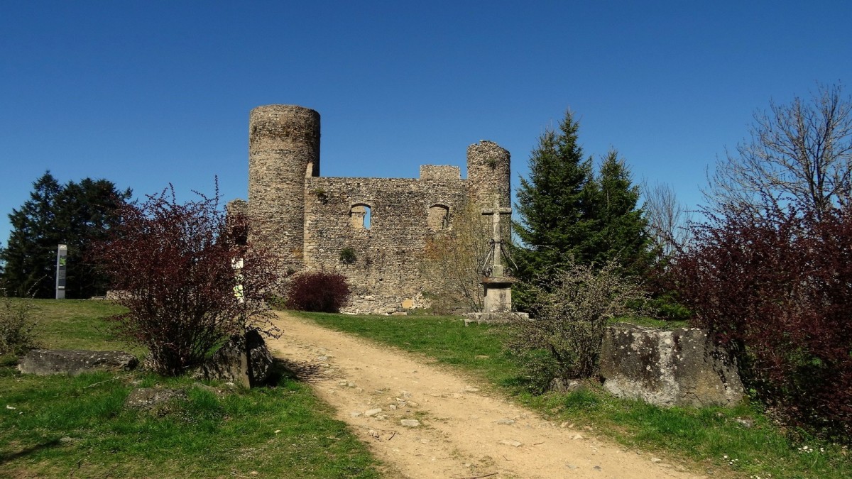 Le château d'Urfé, perché à plus de 900m d'altitude.
