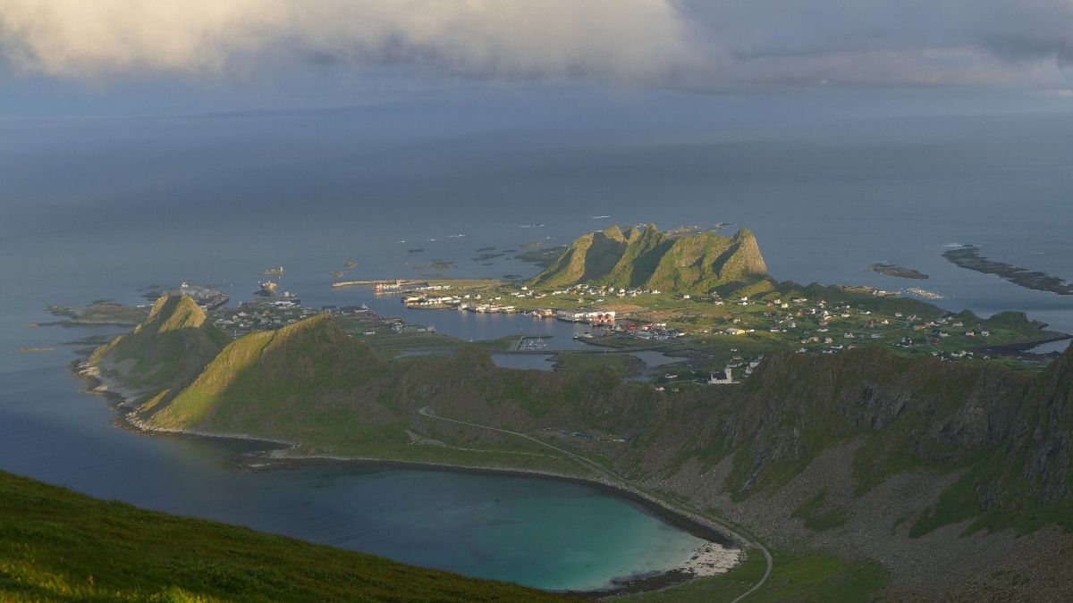 En cours de descente du sommet de Nordlandsnupen, la vue sur la partie Sorland de Værøya (il est près de minuit).