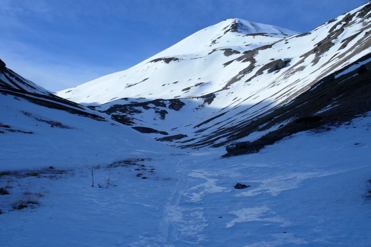 Dans la glacière du Vallon de Charnier, face à la Tête de Vallon Pierra
