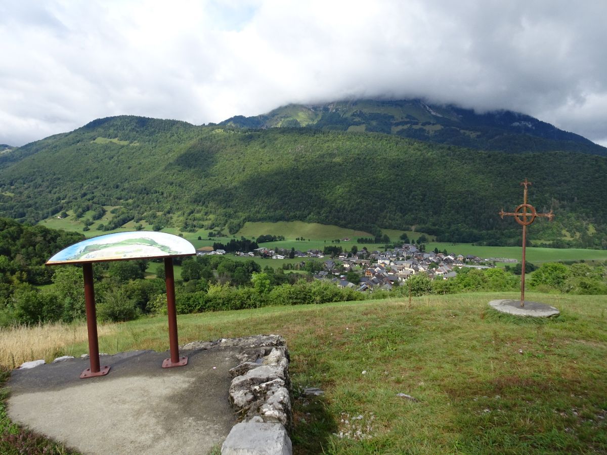 Chapelle de la Lésine : au-dessus d'École