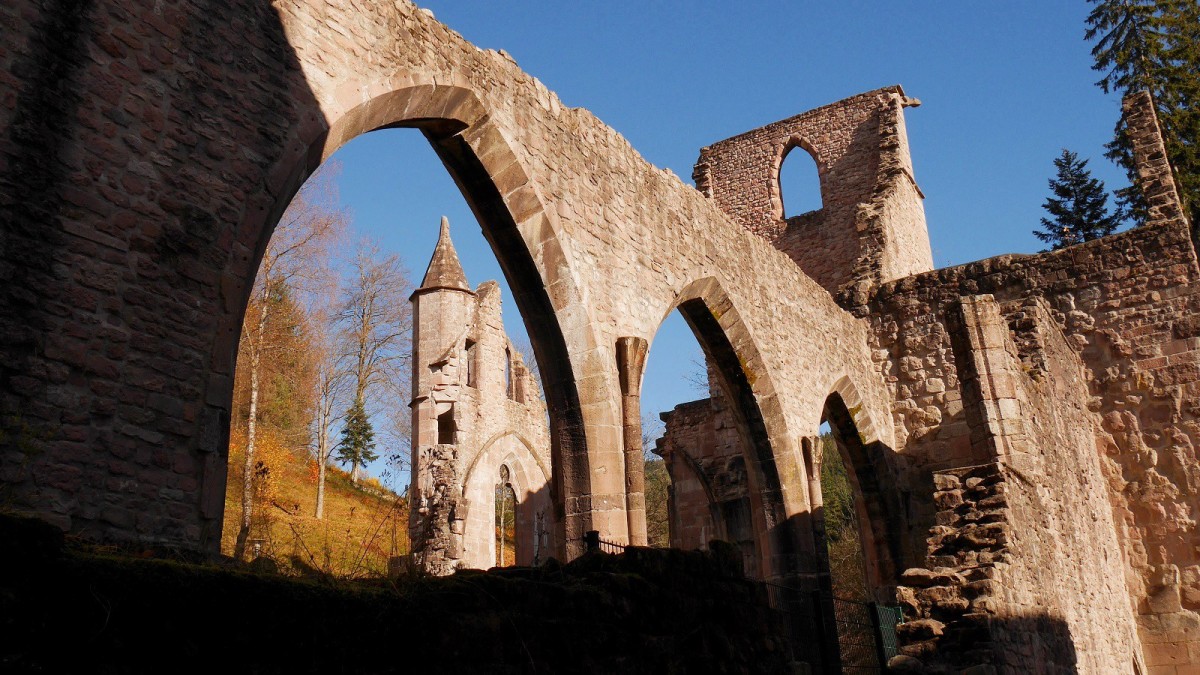 Klosterruine Allerheiligen : arcades de l'abbaye ruinée, construite en grès bigarré (Buntsandstein) vers la fin du XIIème siècle.