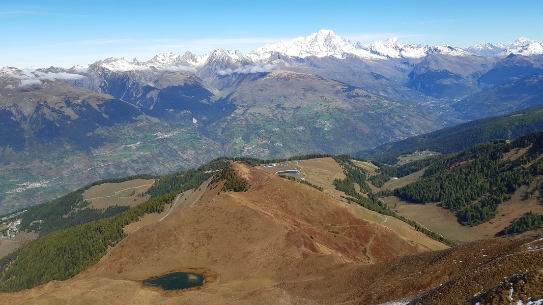Vue sur la chaîne du Mont Blanc jusqu'au Grand Combin depuis le sommet