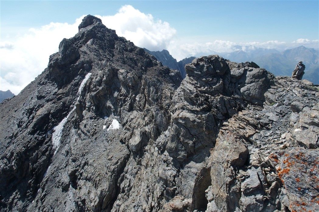 Vue sur le sommet de Rocca Blanca au moment d'entamer la descente face nord