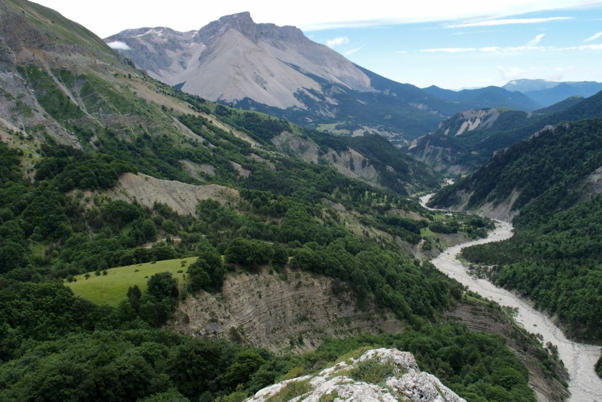 Aux Rochers de la Baume, le lit de l'Abéou à droite et en face, l'entaille en arc de cercle créée par le torrent des Plates