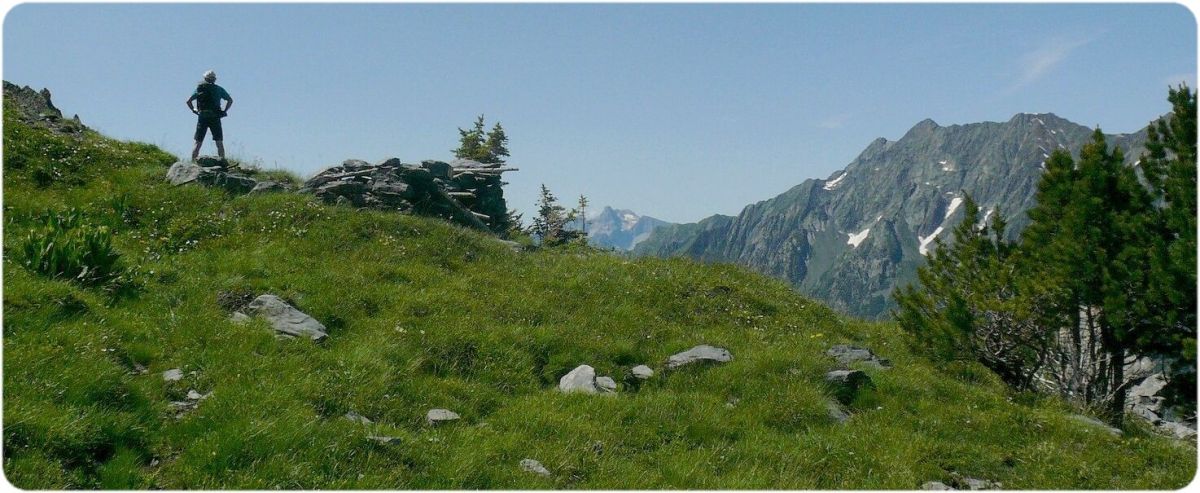 Sur le sentier des Roudons face au massif de l'Armet.