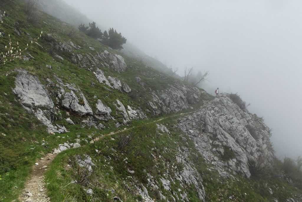 Sentier en balcon dans la brume